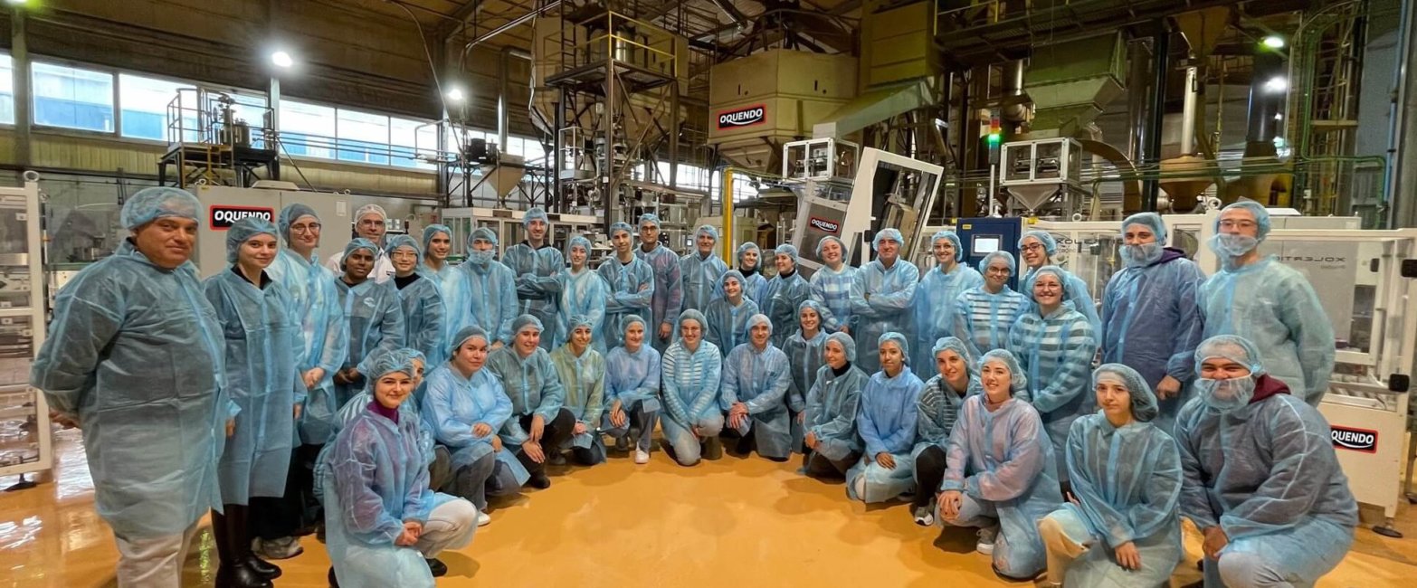 Un grupo de 50 alumnos de Química de la Universidad de Oviedo visita las instalaciones de Cafés Oquendo Un grupo de 50 alumnos de Química de la Universidad de Oviedo visita las instalaciones de Cafés Oquendo