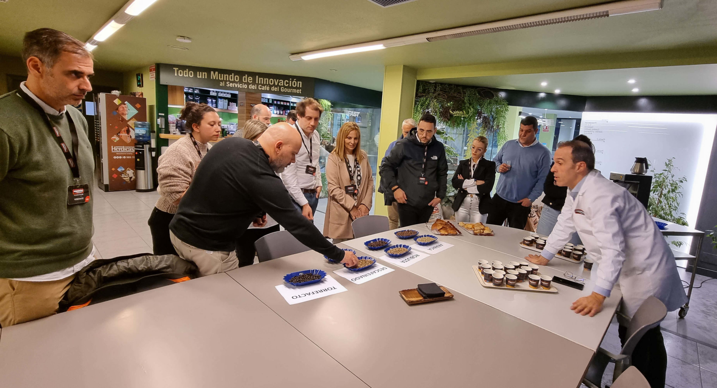 La fábrica de Cafés Oquendo abre sus puertas a la plantilla del Grupo DC