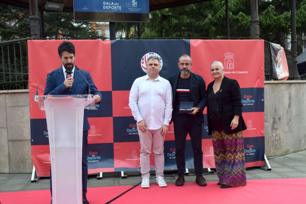 El Ayuntamiento de Llanera premia a Cafés Oquendo por su labor de apoyo y promoción del deporte El Ayuntamiento de Llanera premia a Cafés Oquendo por su labor de apoyo y promoción del deporte