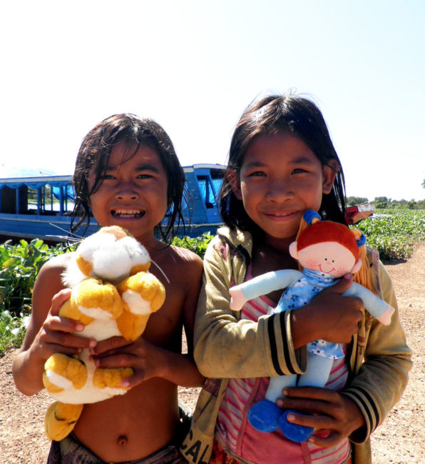 AYUDA HUMANITARIA DE CAFÉS OQUENDO EN CAMBOYA AYUDA HUMANITARIA DE CAFÉS OQUENDO EN CAMBOYA
